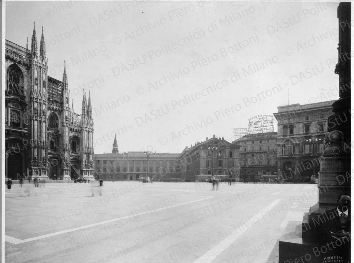 Veduta lato sud di p.za Duomo, prima delle demolizioni, positivo, bianco e nero, mm 230x289.