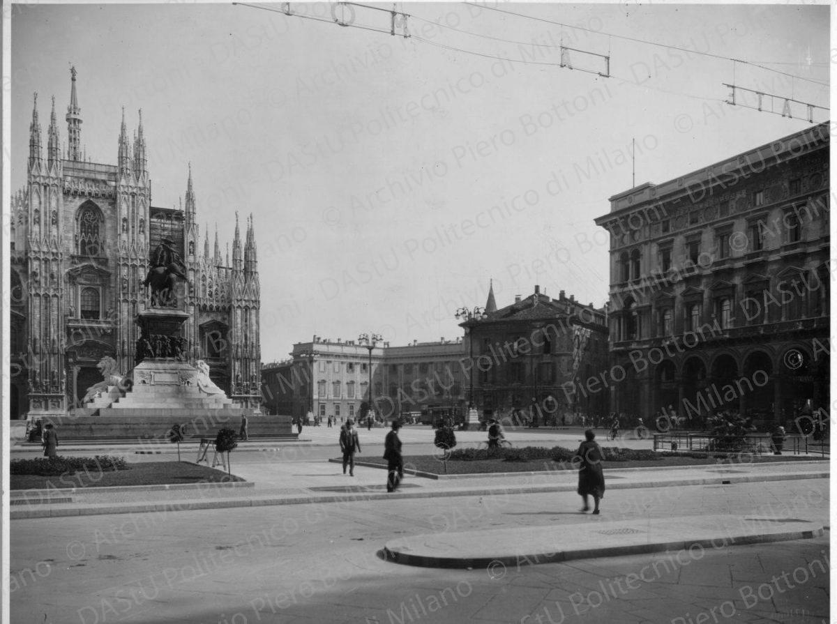 Altra veduta lato sud di p.za Duomo, prima delle demolizioni, positivo, bianco e nero, mm 230x289.