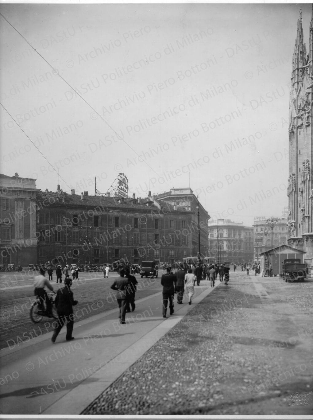 Veduta della piazzetta Reale, prima delle demolizioni, positivo, bianco e nero, mm 289x230.