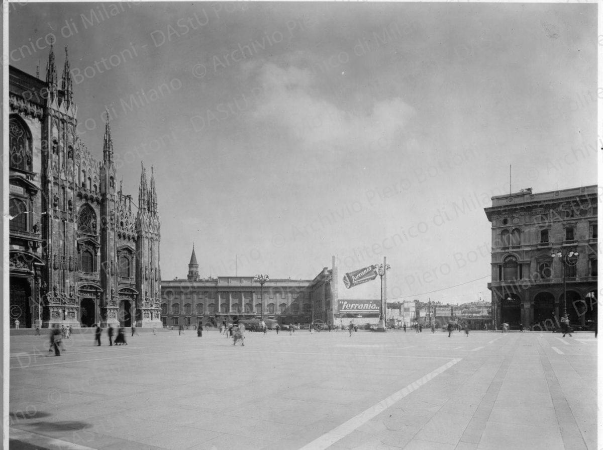 Veduta lato sud di p.za Duomo, dopo le demolizioni, positivo, bianco e nero, mm 230x289.