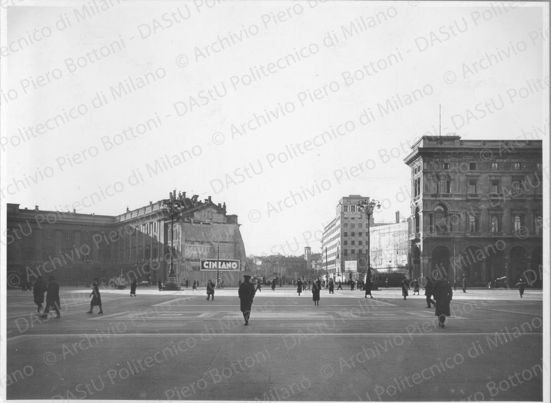 Veduta lato sud di p.za Duomo, dopo le demolizioni, positivo, bianco e nero, mm 170x230.