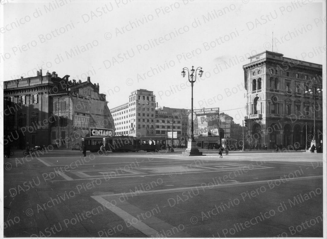 Veduta lato sud di p.za Duomo, dopo le demolizioni, positivo, bianco e nero, mm 170x230.