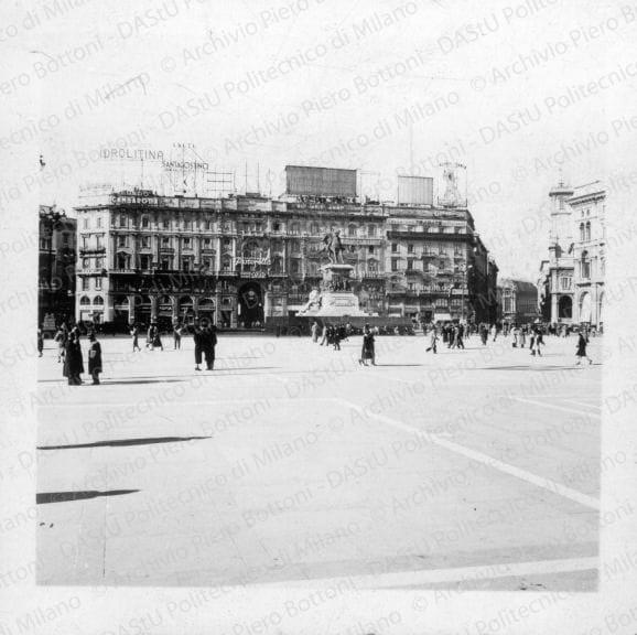 Veduta lato ovest di p.za Duomo, positivo, bianco e nero, mm 63x63.
