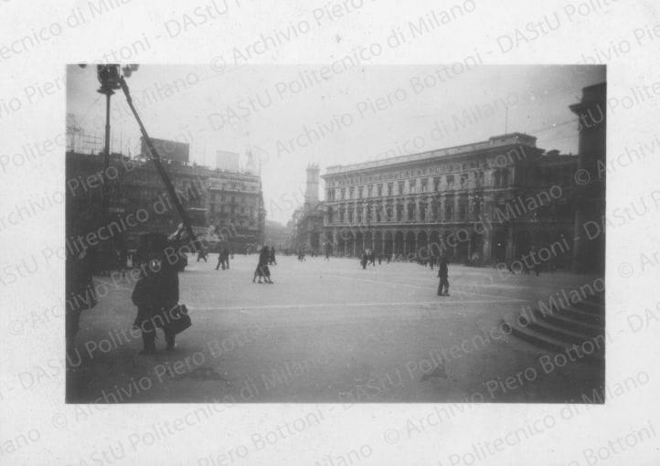 Veduta lato ovest e nord di p.za Duomo, positivo, bianco e nero, mm 55x79.