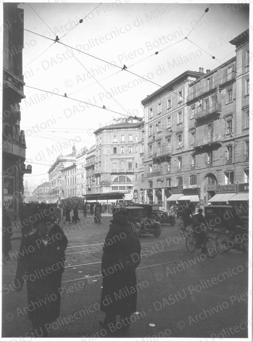 Veduta di via Dante dall'angolo di p.za Duomo, positivo, bianco e nero, mm 230x170.