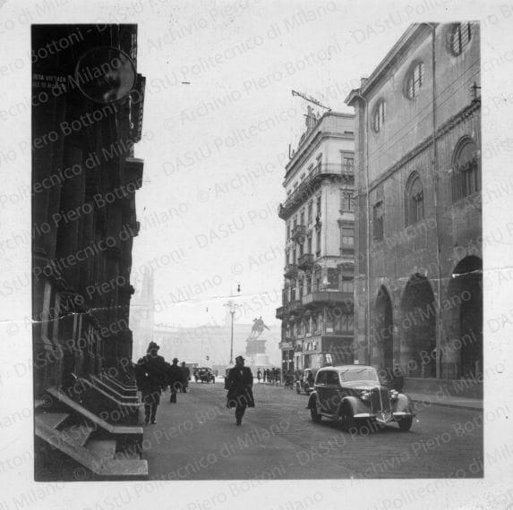 Veduta di via Dante verso p.za Duomo, positivo, bianco e nero, mm 63x63.