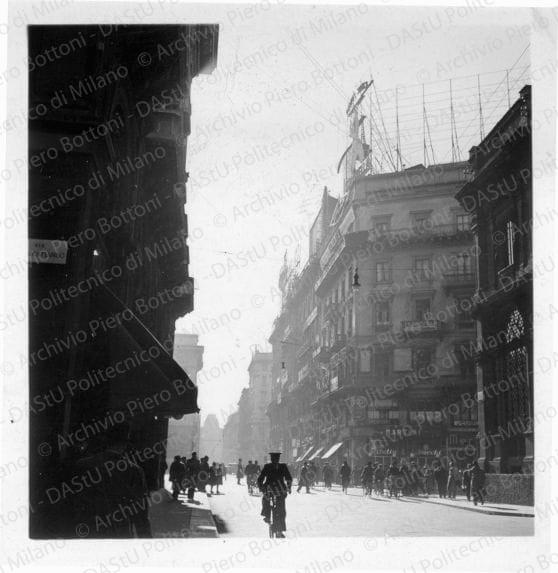 Vista dell'angolo p.za Duomo via Dante, dall'attuale via Mengoni, positivo, bianco e nero, mm 63x63.