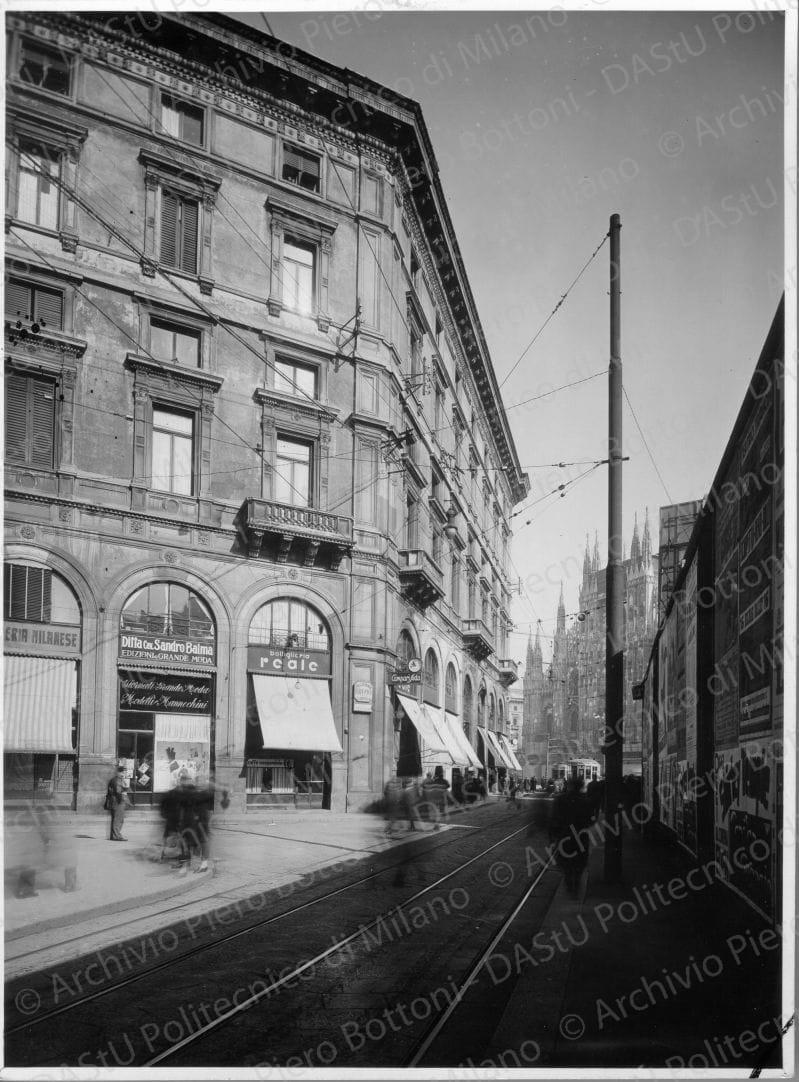 Veduta da via Dogana verso p.za del Duomo, positivo, bianco e nero, mm 230x170.