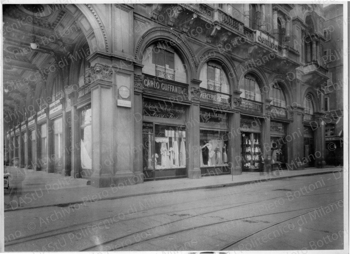 Veduta dell'angolo di via Carlo Alberto (attuale via Torino) con p.za del Duomo, positivo, bianco e nero, mm 170x230.