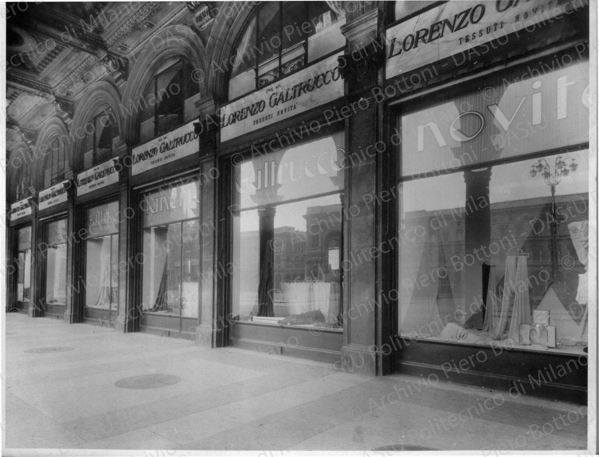 Vista del negozio "Galtrucco", portico sud di p.za Duomo, positivo, bianco e nero, mm 225x225.