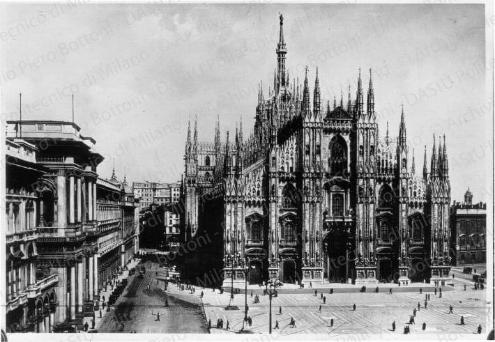 Riproduzione di cartolina di p.za Duomo, positivo, bianco e nero, mm 106x151.