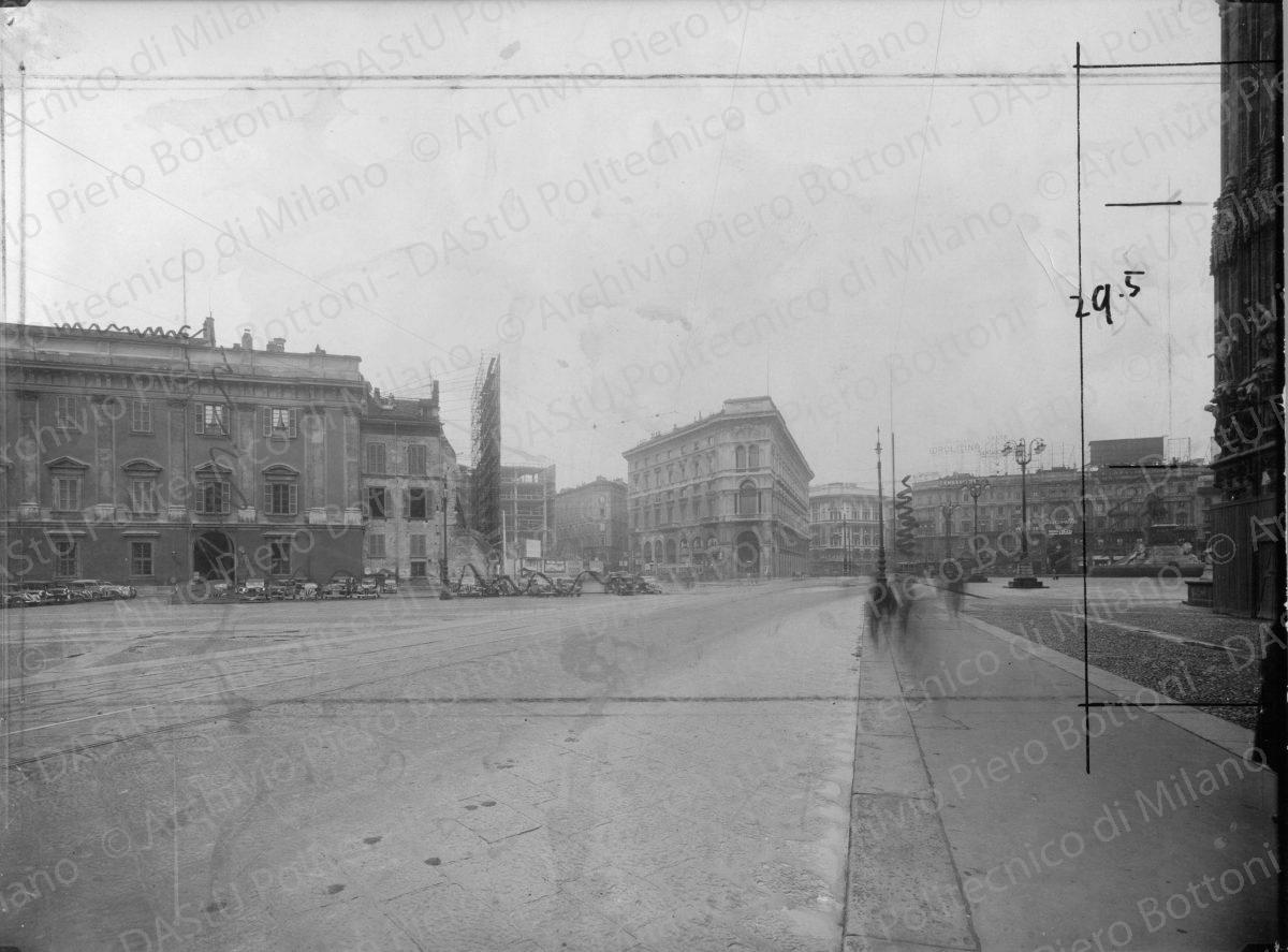 Vista lato ovest di p.zza Duomo, positivo, bianco e nero, mm 180x289.