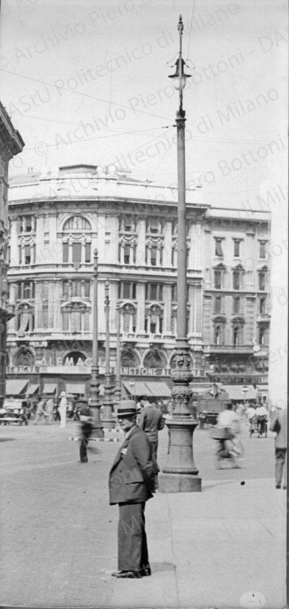 Particolare (da ingrandimento) dell'angolo dell'attuale via Torino con p.za Duomo, positivo, bianco e nero, mm 345x151.