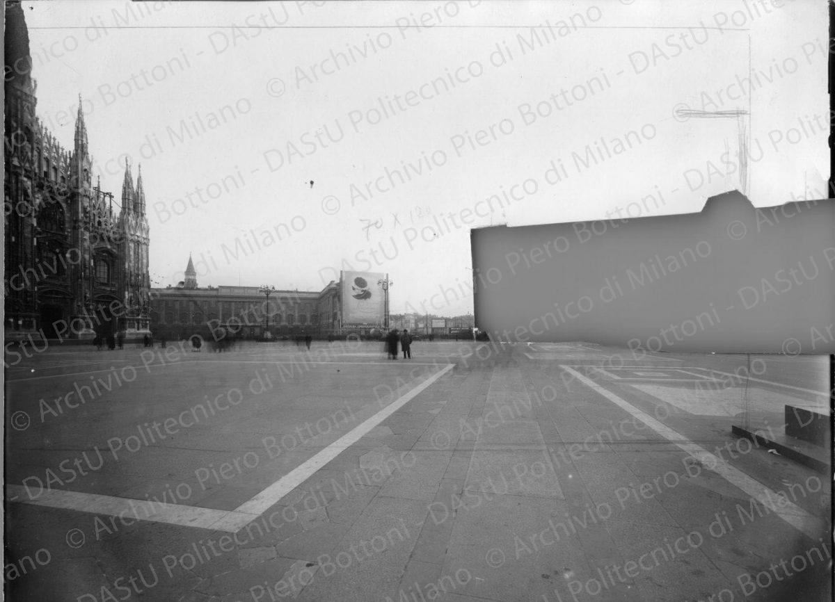 Veduta lato sud di p.za Duomo, positivo, bianco e nero, mm 236x297.