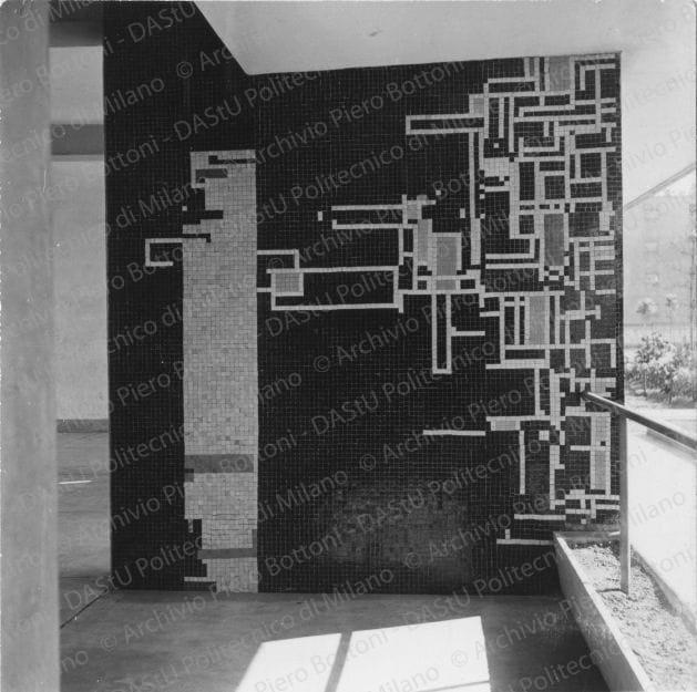 Pannello in tessere di ceramica (pittore Crippa) nella casa Ina-casa degli architetti Lingeri e Zuccoli,positivo, bianco e nero, mm 147x106. 