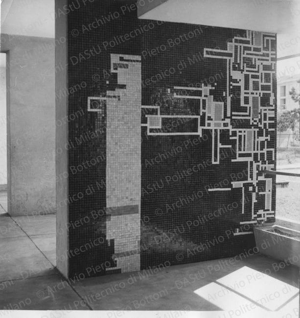Pannello in tessere di ceramica (pittore Dova) nella casa Ina-casa degli architetti Lingeri e Zuccoli,positivo, bianco e nero, mm 147x106. 