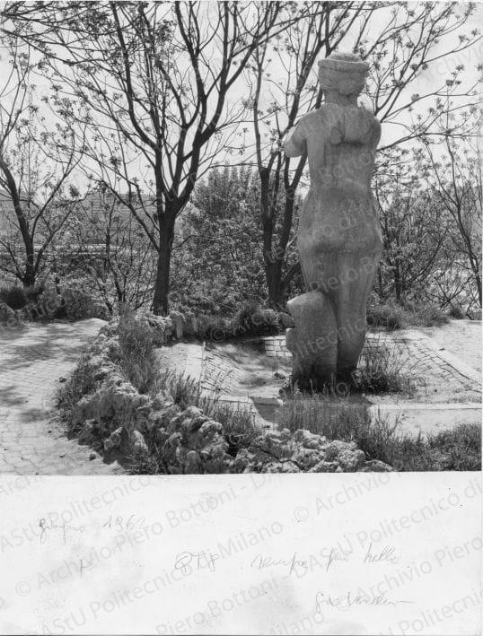 Vittoria, scultura in pietra gallina di ignoto (dai magazzini della Triennale). Positivo, bianco e nero, mm 239x183.
